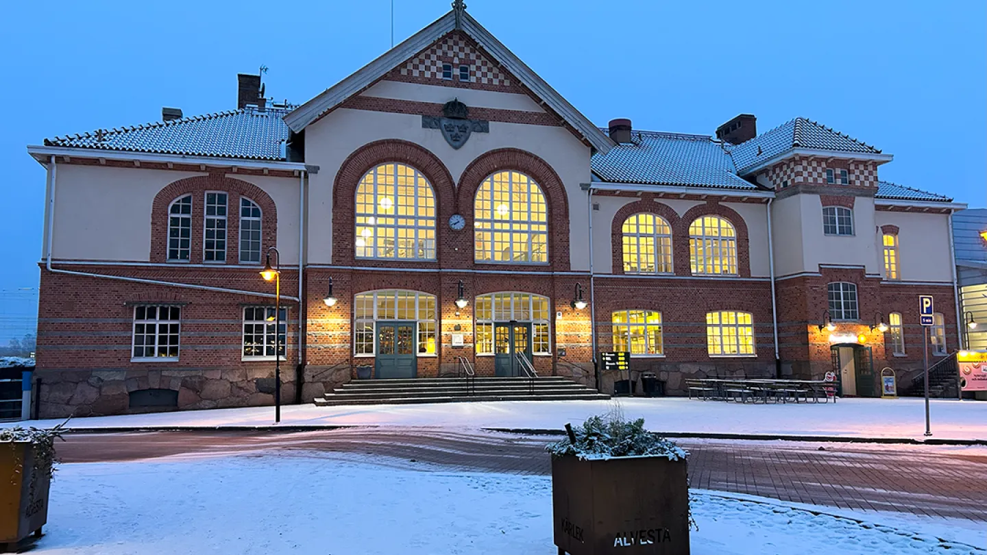 Stationshuset i Alvesta en vintermorgon