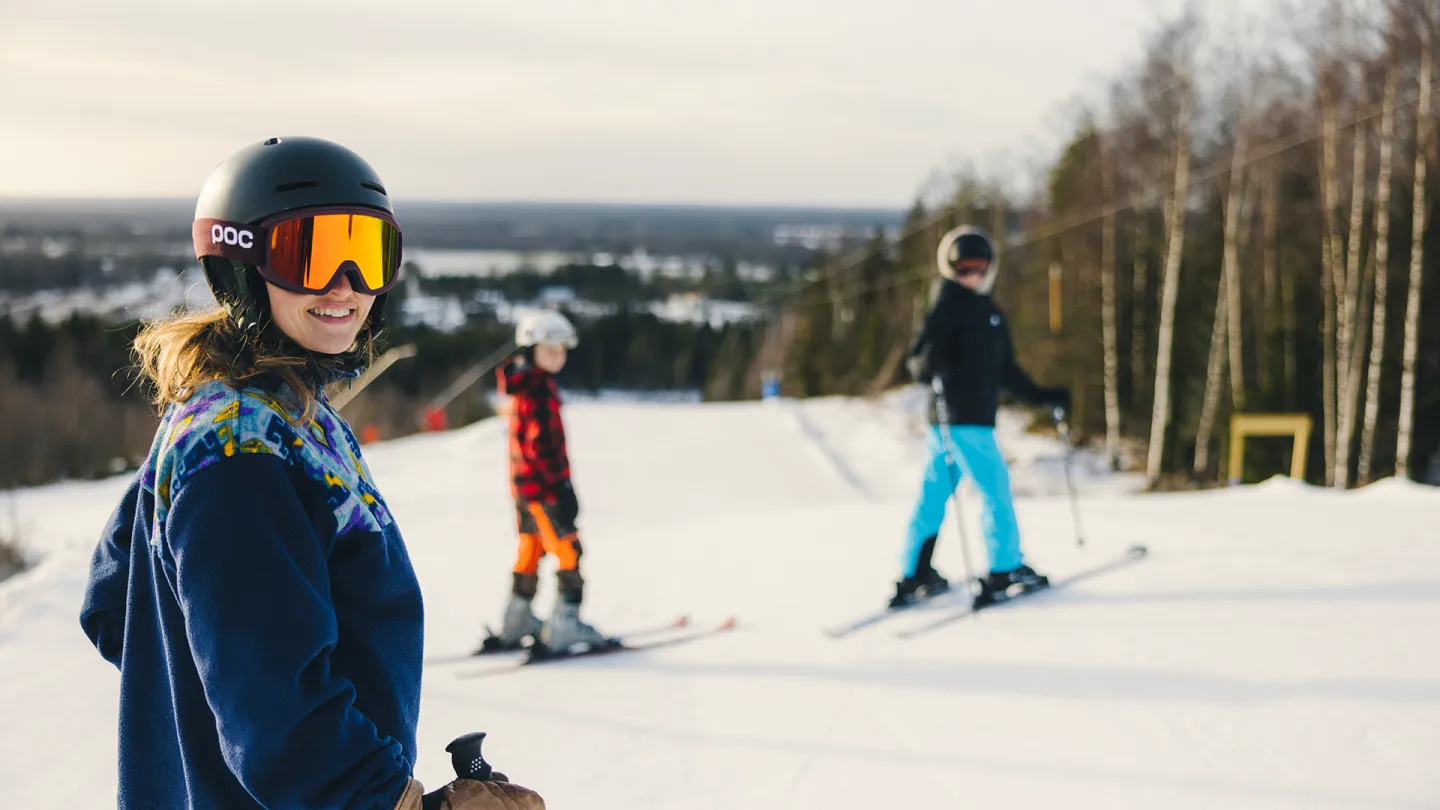 tre personer som åker skidor i skidbacken i hanaslöv.